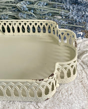 Charger l'image dans la galerie, Plateau métallique antique crème PM H6xL30xP21cm
