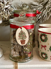 Charger l'image dans la galerie, Bonbonnière en verre garnie décor sapin PM H15xL8cm
