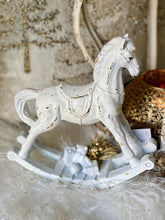 Charger l&#39;image dans la galerie, Cheval à bascule bois blanc patiné - H25xP7xL25cm
