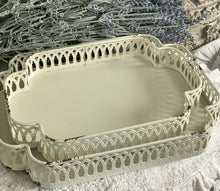 Charger l'image dans la galerie, Plateau métallique antique crème PM H6xL30xP21cm
