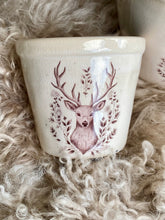 Charger l'image dans la galerie, Cache pot céramique décor cerf PM H7xL8cm

