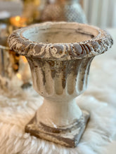 Charger l'image dans la galerie, Vase Médicis résine H20xL18cm
