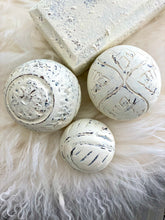 Charger l&#39;image dans la galerie, Boule deco en bois 10cm
