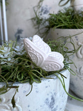 Charger l'image dans la galerie, Papillon à poser sur verre ou autre en biscuit de céramique blanche H4xL3cm
