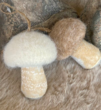 Charger l'image dans la galerie, Champignons blanc cassé à suspendre en feutrine H10xL7cm
