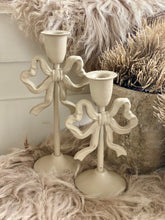 Charger l'image dans la galerie, Bougeoir métallique noeud beige PM 20cm
