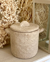 Charger l'image dans la galerie, Boîte ronde avec couvercle en résine beige H15xL14cm
