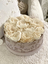 Charger l'image dans la galerie, Boîte ronde carton garnie de fleurs en papier H9xL18cm
