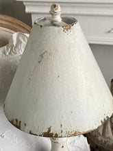 Charger l'image dans la galerie, Lampe métallique antique crème H55xL26cm
