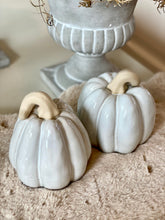 Charger l&#39;image dans la galerie, Citrouille céramique gris/beige H12xL11cm
