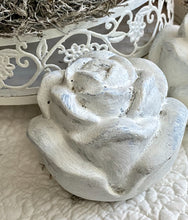 Charger l&#39;image dans la galerie, Rose ciment blanchi H10xL10cm
