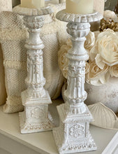 Charger l'image dans la galerie, Chandelier haut en résine blanchie H42xL12cm
