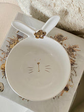 Charger l'image dans la galerie, Coupelle lapin céramique avec fleur dorée H15xL12cm
