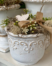 Charger l'image dans la galerie, Pot garni ciment blanc patiné ( comprend papillon, mousse, fleurs, ruban)
