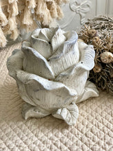 Charger l&#39;image dans la galerie, Rose ciment blanc antique H16xL15cm
