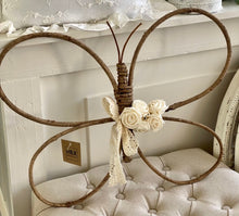 Charger l'image dans la galerie, Papillon en bois à suspendre GM H45xL50cm
