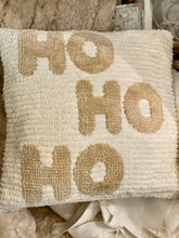 Charger l&#39;image dans la galerie, Coussin bouclette crème /beige HO HO HO 45x45cm
