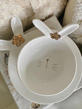 Charger l'image dans la galerie, Coupelle lapin céramique avec fleur dorée H15xL12cm
