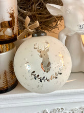 Charger l&#39;image dans la galerie, Boule cerf blanc/argenté 12cm
