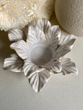 Charger l'image dans la galerie, Bougeoir fleur céramique beige GM H7xL14cm
