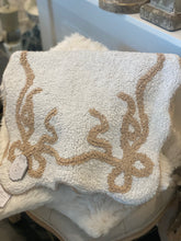 Charger l'image dans la galerie, Tapis brodé avec noeud 50x80cm
