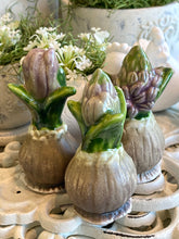 Charger l'image dans la galerie, Bulbe fleur céramique parme H9xL5cm
