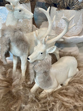 Charger l'image dans la galerie, Cerf assis pailleté avec son écharpe fourrure H25xL20cm
