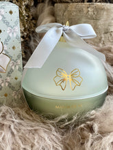 Charger l'image dans la galerie, Bougie parfumée décorative Boule de Noël Rubans de Fête 210g - senteur Sapin Doré
