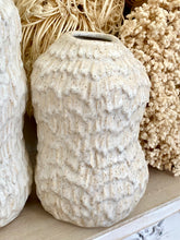 Charger l'image dans la galerie, Vase céramique crème PM H22xL14cm
