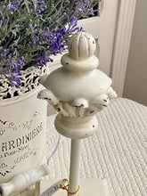 Charger l&#39;image dans la galerie, Ornement sur pied bois PM H32xL13cm
