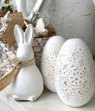 Charger l'image dans la galerie, Oeuf en bois blanc patiné H11xL6cm
