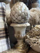 Charger l'image dans la galerie, Vase Medicis avec pomme de pin en résine H41xL16cm
