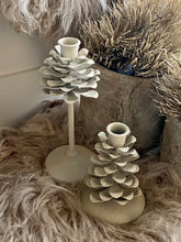 Charger l'image dans la galerie, Bougeoir pomme de pin métal beige H22xL10cm
