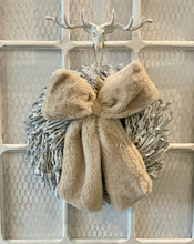 Charger l'image dans la galerie, Crochet de porte ou armoire décor cerf en métal blanchi H37xL28cm
