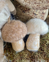 Charger l'image dans la galerie, Champignons marron à suspendre en feutrine H10xL7cm
