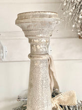 Charger l'image dans la galerie, Haut chandelier en bois blanchi H55xL10cm
