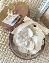 Charger l'image dans la galerie, Coffret décor parfumé Trésor de fleur senteur Bois de Cachemire 10cm
