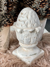 Charger l&#39;image dans la galerie, Pomme de pin antique crème H22xL10cm

