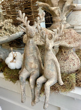 Charger l'image dans la galerie, Cerf assis en résine brun vieilli PM H32xL11cm
