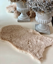 Charger l&#39;image dans la galerie, Peau en fourrure synthétique beige 50x26cm
