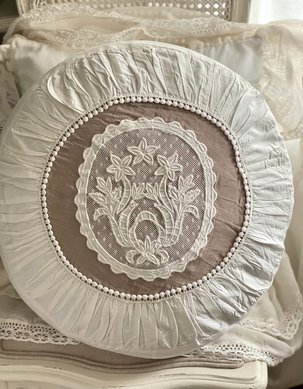 Coussin rond brodé 45cm ( déhoussable, intérieur compris)