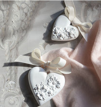 Charger l'image dans la galerie, Décor parfumé cœur fleuri - Bois de Cachemire
