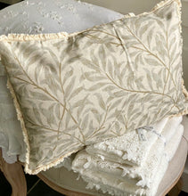 Charger l'image dans la galerie, Taie coussin avec feuilles vert et crème 50x35cm
