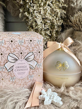 Charger l'image dans la galerie, Bougie parfumée décorative Boule de Noël Rubans de Fête 210g - senteur Orange Cannelle
