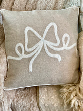 Charger l&#39;image dans la galerie, Coussin avec noeud brodé 45x45cm ( déhoussable, intérieur compris)
