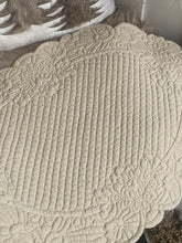 Charger l'image dans la galerie, Centre de table boutis beige 45x70cm
