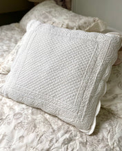 Charger l&#39;image dans la galerie, Coussin boutis blanc cassé 45x45cm ( intérieur compris)
