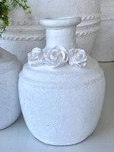Charger l'image dans la galerie, Vase céramique blanc incrustation de roses H30xL20cm
