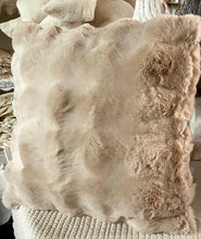Charger l'image dans la galerie, Coussin en fausse fourrure beige déhoussable 50x50cm
