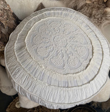 Charger l'image dans la galerie, Coussin rond déhoussable en dentelle et coton 45cm
